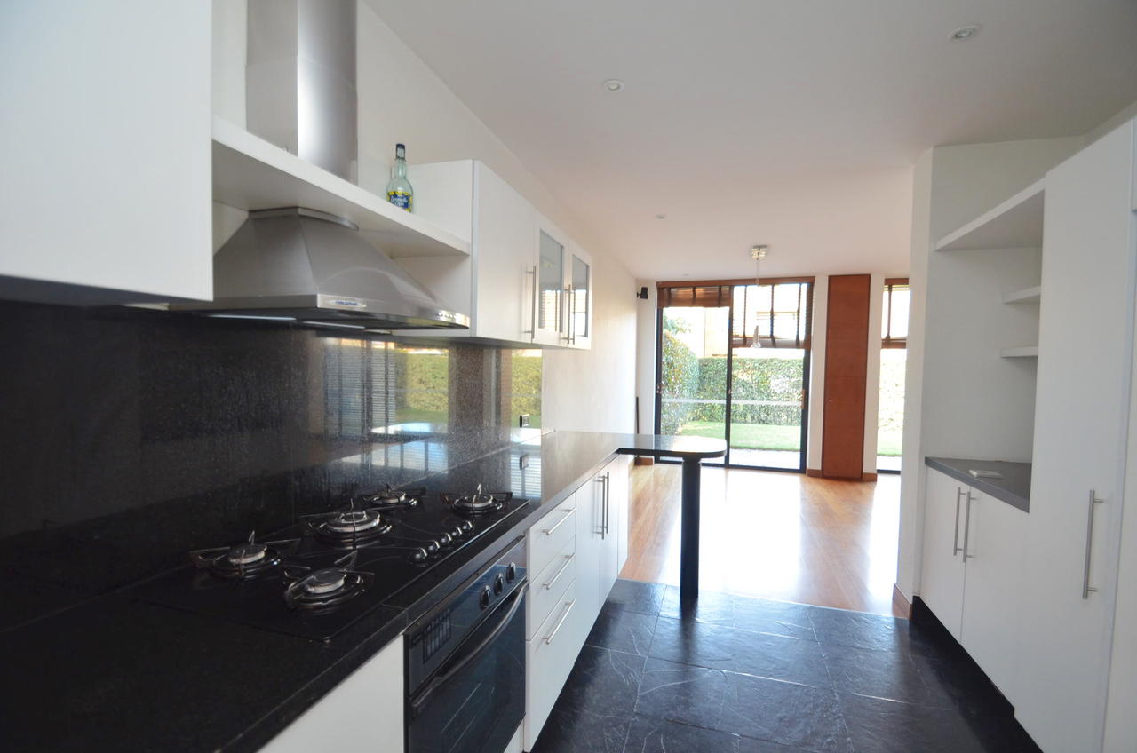 Casa tipo L excelente estado esquinera